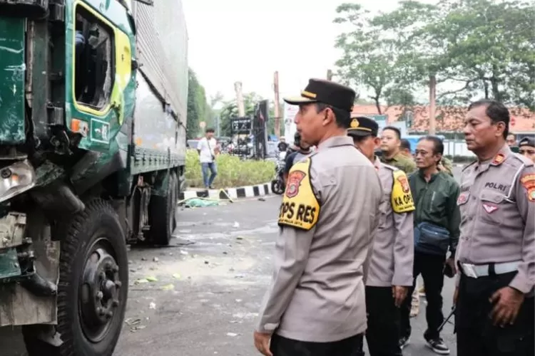 Sopir truk Cipondoh dikepung massa akibat ngebut dan sebabkan kecelakaan beruntun.  (Instagram @kapolresmetrotangerangkota)
