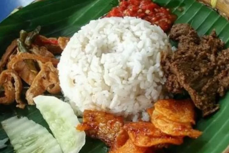 Penyajian nasi kentut lengkap dengan berbagai lauk khas masyarakat Medan yang ternyata punya segudang manfaat untuk kesehatan tubuh. (indonesia.go.id)