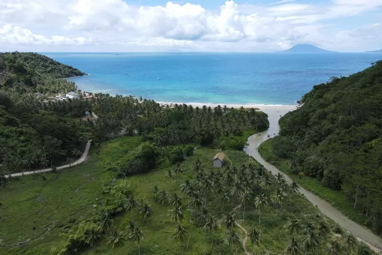 Ilustrasi Keindahan Wisata Pantai Minang Rua Di Lampung Selatan Sumatera. (jadesta.kemenparekraf.go.id)