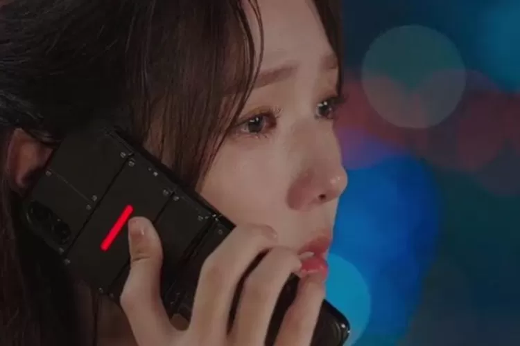 Sinopsis When The Phone Rings episode 4, Yoo Yeon Seok pergoki istrinya saat menelepon.  (Tangkapan Layar Netflix)