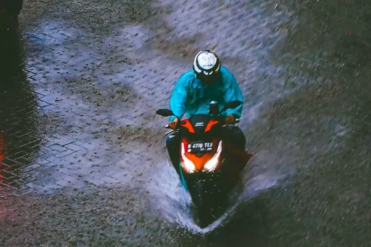 Ilustrasi pengendara Motor Saat Hujan (Pexels/El Jusuf)