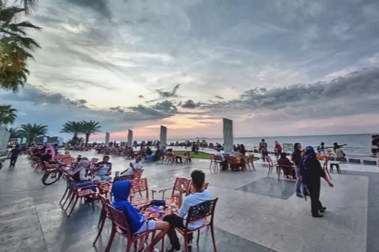 Bila ingin merasakan vibes ala PIK Jakarta di Situbondo jawabannya ada di wisata Pantai Utama Raya (Tangkapan Layar Instagram antariksasudikno)