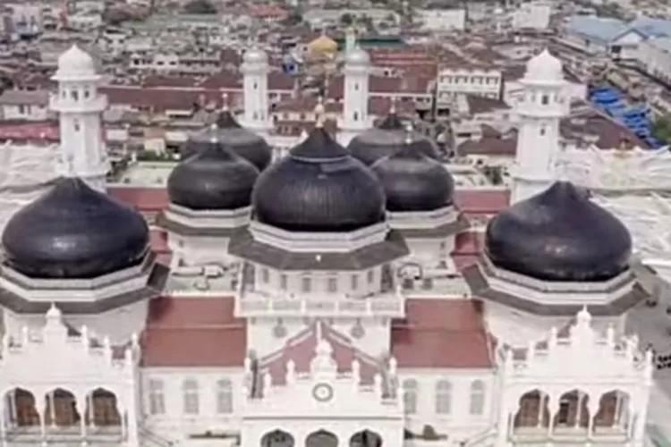 Masjid Raya Baiturrahman, Kota Banda Aceh Provinsi Aceh Indonesia.  (Tangkapan Layar Kanal YouTube One Class ID)