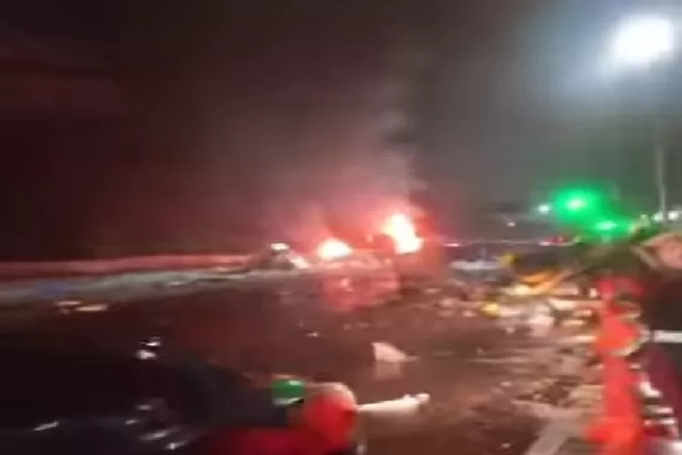 Kecelakaan di Gerbang Tol Ciawi: 8 orang tewas, kendaraan terbakar. ( IG @visitcianjur)