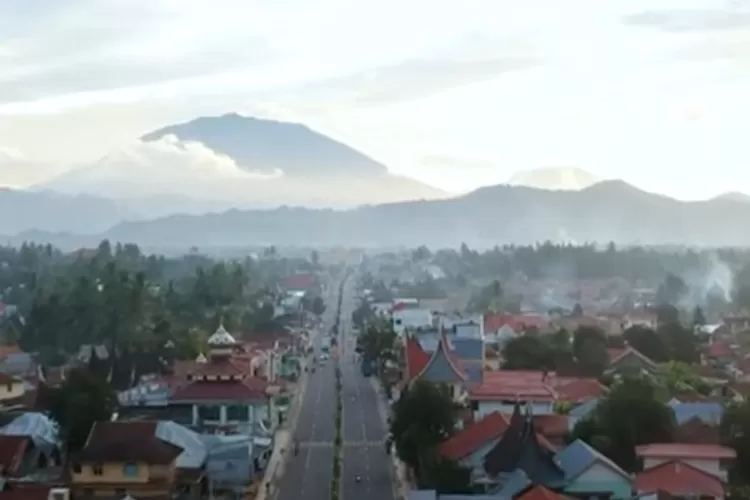 Kota Payakumbuh, yang terletak di dataran tinggi dengan alasan keamanan, serta potensi wisata yang dimilikinya digadang gadang menggantikan Padang sebagai ibu kota provinsi Sumatera Barat.  (Tangkapan layar youtube@Kaba Rantau Official)