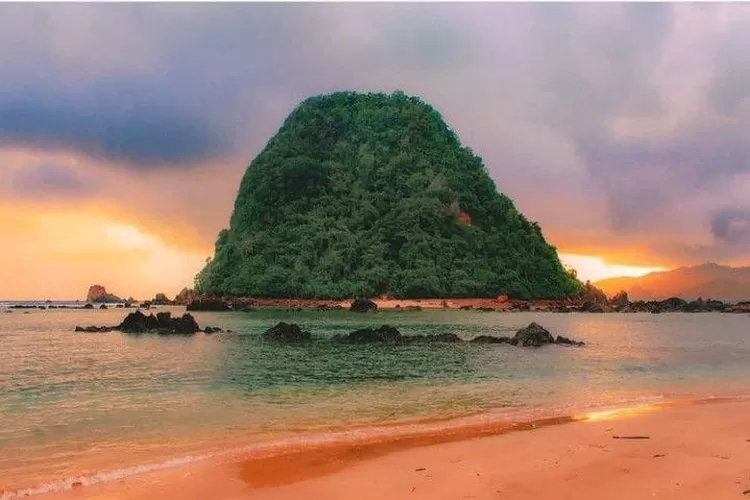 Keindahan Sunset di Pantai Pulau Merah. ( Pinterest/ @Uni)