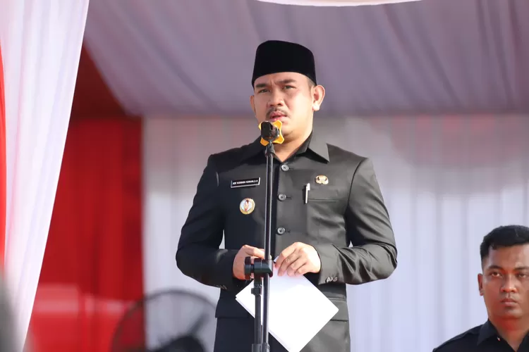 Bupati Bekasi Ade Kuswara Kunang saat memberikan sambutan dalam pelantikan 9.051 PPPK di Kabupaten Bekasi, Rabu (26/3/2025). Dalam kesempatan tersebut, ia mengusulkan skema pegawai paruh waktu bagi tenaga honorer yang tidak lolos seleksi PPPK tahap pertama. (Foto: Istimewa)