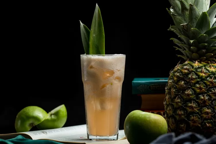 Ilustrasi teh herbal dari kulit nanas untuk wajah glowing.  (Freepik.com/azerbaijan_stockers)