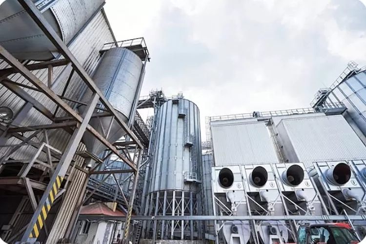   Ilustrasi pabrik industri di Cirebon Timur (Freepik.com/usertrmk )