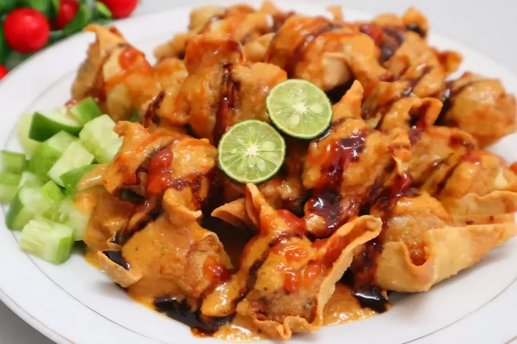 Batagor, jajanan murah meriah yang disiram bumbu kacang.   (Tangkapan layar YouTube.com/Uli&rsquo;s Kitchen)