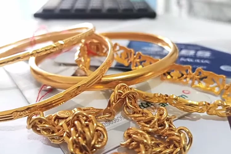 Ilustrasi - Daftar harga emas perhiasan hari ini. (Tangkap Layar channel YouTube Toko Emas dan Perhiasan)