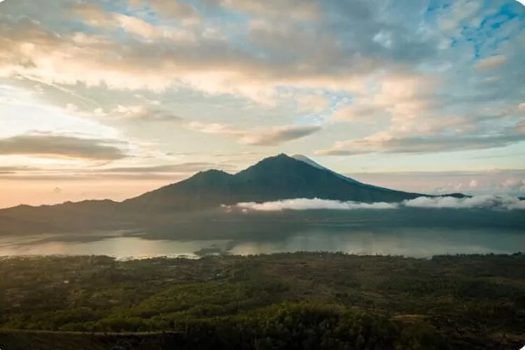   Ilustrasi - Ada beberapa aturan mendaki Gunung Lawu yang harus ditaati para pendaki. (Freepik.com/nikitabuida )