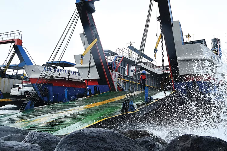 Buntut Macet Parah Di Pelabuhan Ketapang, ASDP Larang Truk Besar ...