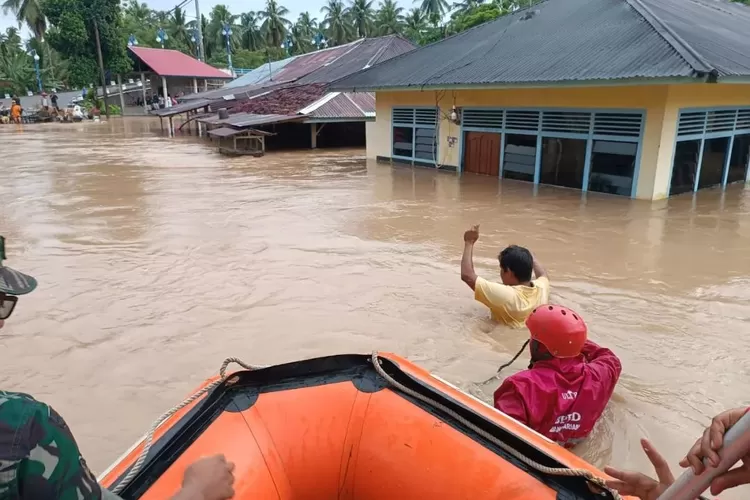 Korban Banjir Kota Padang, Warga: Seumur Hidup Baru Kali Ini Rumah Saya ...