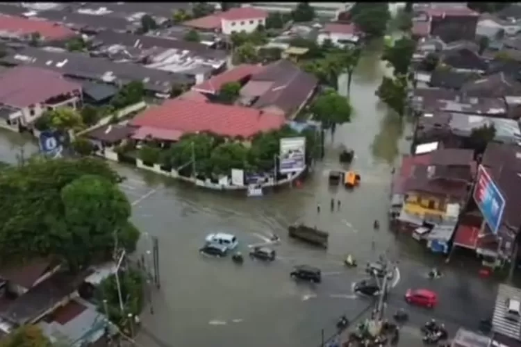 Hujan Deras, Kota Padang Dikepung Banjir, Rumah Wakil Wali Kota Tampung ...