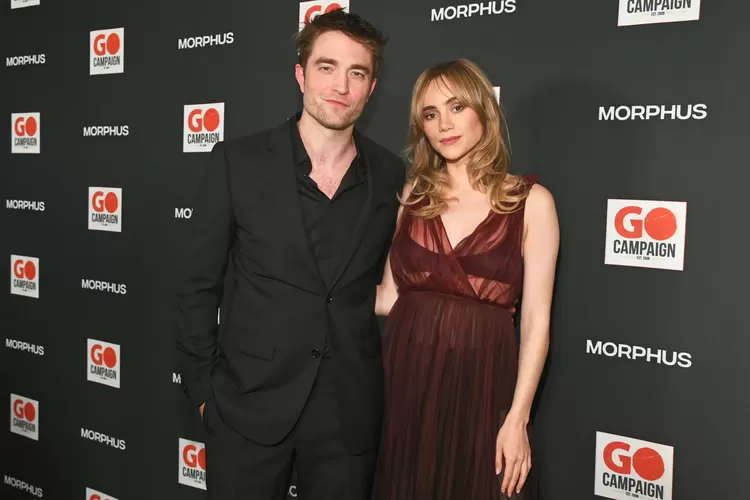 Kekasih Robert Pattinson, Suki Waterhouse Umumkan Kehamilannya Saat Tampil di Festival Musik