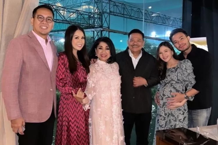 Natal Pertama Jessica Mila Bareng Keluarga Suami, Perayaannya Sangat ...