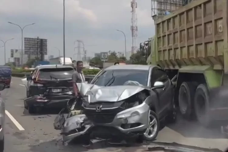 Arus Lalu Lintas Tol Jakarta-Tangerang Macet Total akibat Kecelakaan Seri