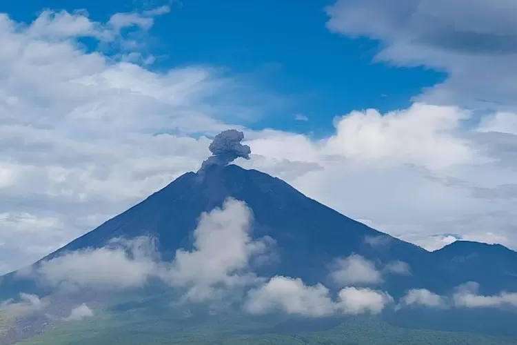 Gunung Semeru Erupsi Dan Keluarkan Abu Vulkanik Setinggi 800 Meter ...