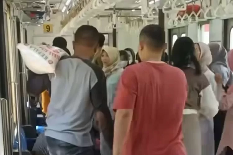 KRL Tanah Abang - Rangkasbitung Tabrak Mobil Di Stasiun Daru, Para ...