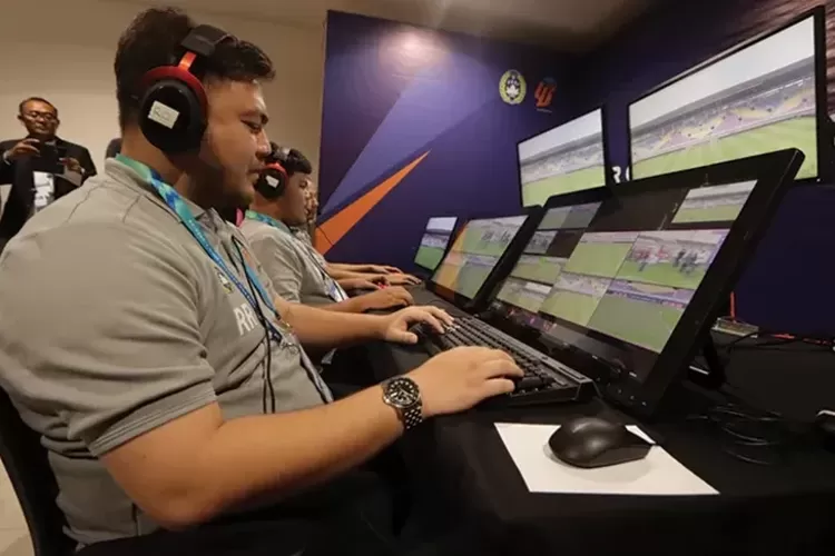 VAR Makes Historic Debut in Indonesian Football Competition: Referees Share First Time Experience