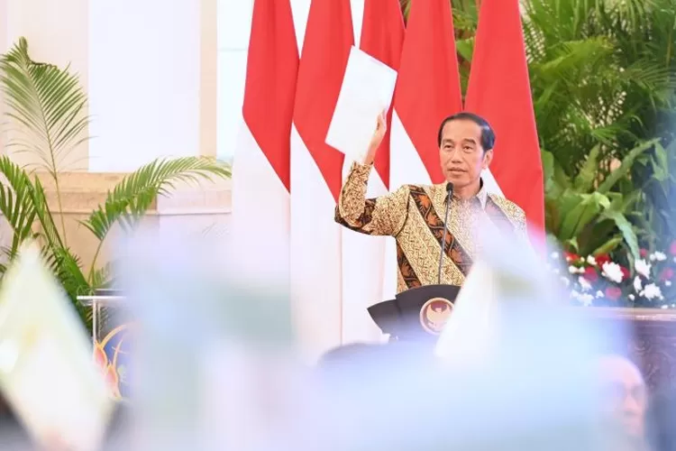 President Joko Widodo handed over 10,323 electronic land certificates resulting from land redistribution in Banyuwangi