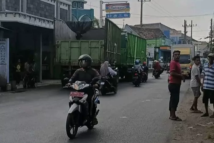 Dua Pemotor Nyaris Terlindas Truk Gandeng Di Jalan Gatot Subroto ...