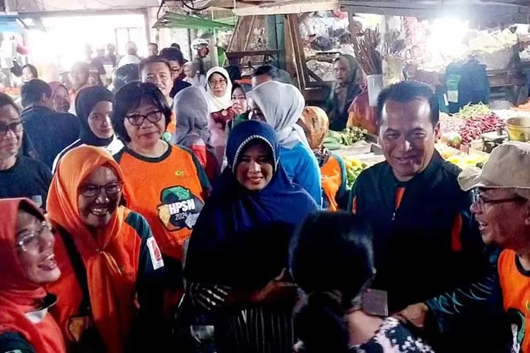 Heboh Papesa Bareng Pj Wali Kota Probolinggo Blusukan Ke Pasar Baru Bagikan Tas Belanja Ramah