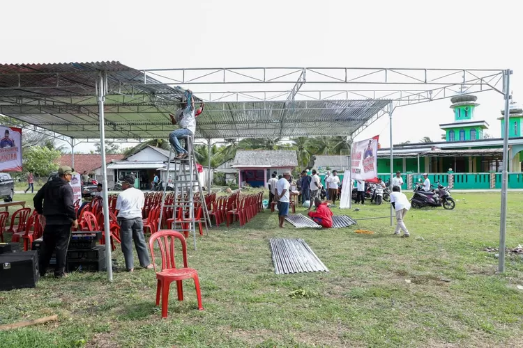 Nelayan Balad Ganjar Dusun Majingklak Misto Berikan Tenda Serbaguna