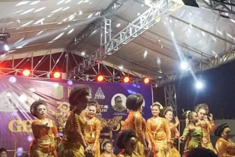 Ribuan Masyarakat Karawang Antusias Nonton Jaipong Kemprung Tarung Pojok Satu