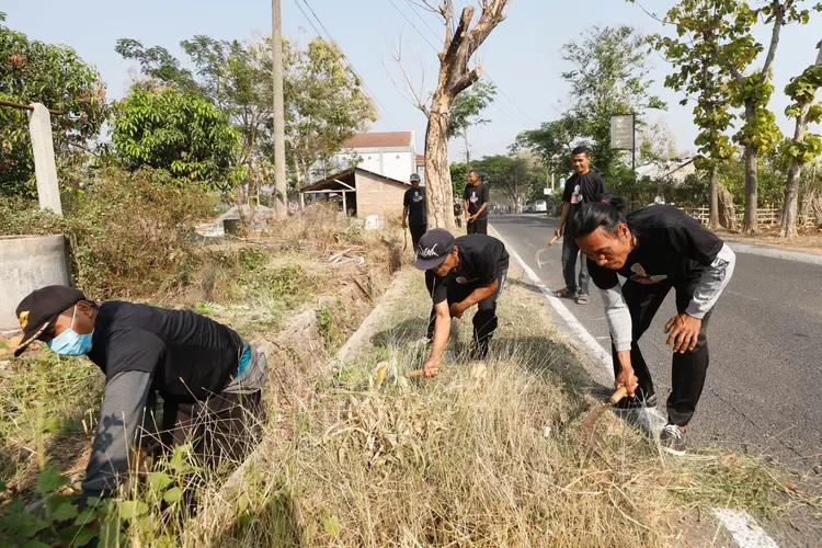 Sukarelawan Petebu Dukung Ganjar Gotong Royong Bareng Warga Bersihkan ...