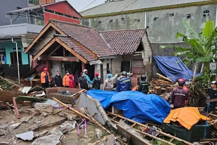 Banjir Bandang Cimahi Terjang 51 Rumah, 8 Rumah Rusak Berat - Pojok Satu