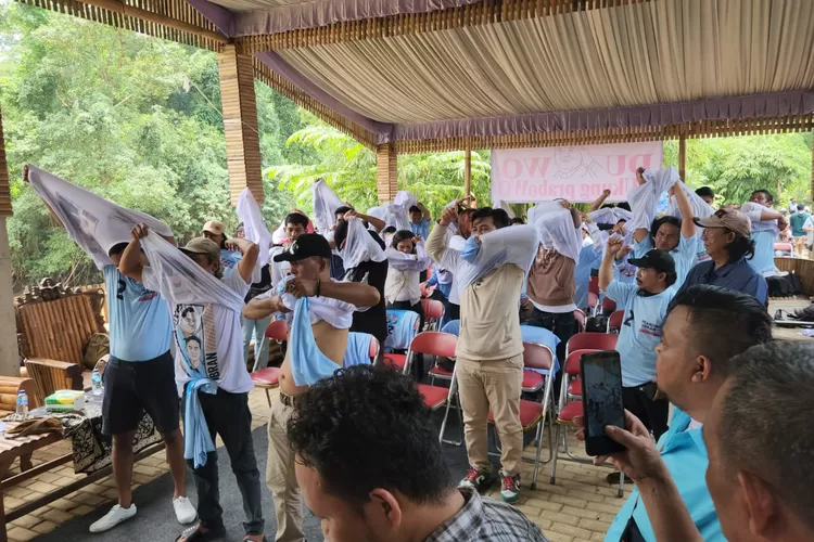 Pendukung Anies Beralih Ke Prabowo, Ramai-ramai Lepas Baju AMIN, Ganti ...