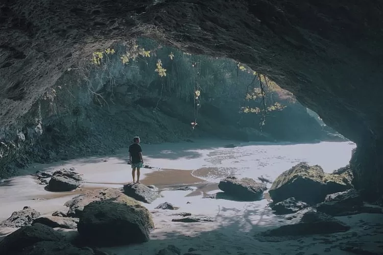 Pantai Karang Bolong Kebumen Destinasi Wisata Untuk Menikmati