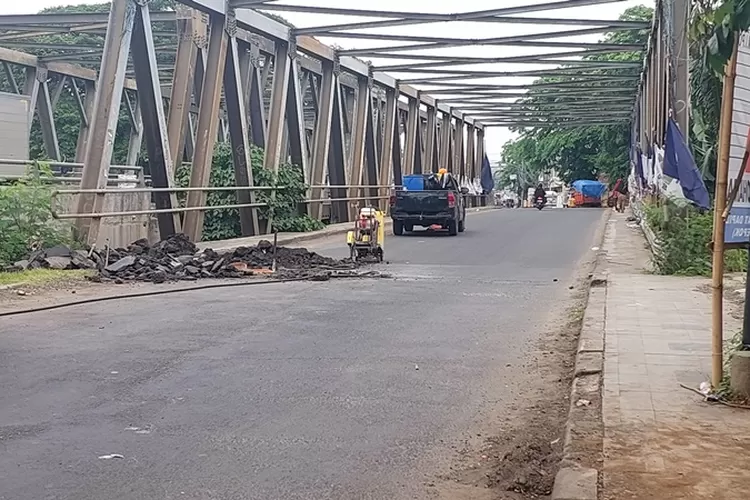 Pemkot Bekasi Ganti Baut Penyangga Jembatan Cipendawa Yang Hilang Kemudian Perbaiki Jalannya