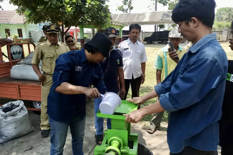 Dosen Dan Mahasiswa UP45 Buat Briket Arang Dari Limbah Abu Sekam Padi ...