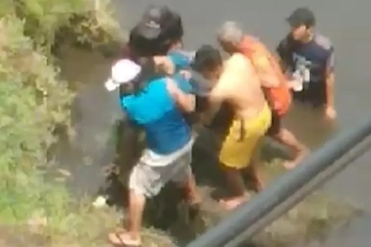 Kecelakaan Karambol Di Jembatan Kalipelus Korban Terpental Ke Sungai Setinggi Meter Krjogja