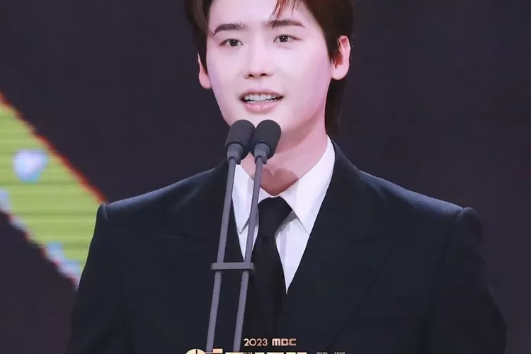 Hadiri MBC Drama Award 2023, Lee Jong Suk Harapkan Lebih Banyak Cinta