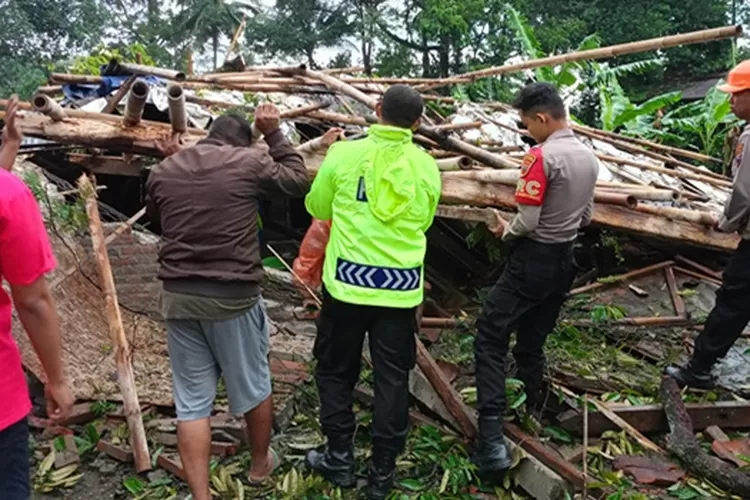 Angin Puting Beliung Terjang Sumbang dan Baturraden, Puluhan Rumah Rusak