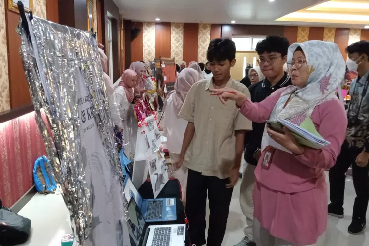 Peringatan Bulan Bahasa di Unimus Diisi Ekspo Produk Pembelajaran MKWK