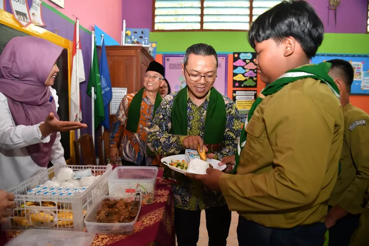 Mendikdasmen Tinjau Ujicoba Makan Bergizi Gratis di Sekolah Kulonprogo