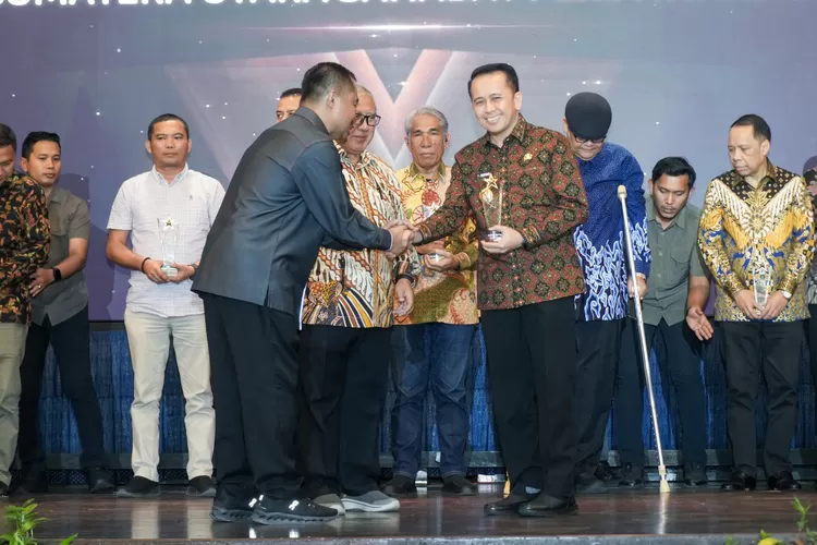 Pj Gubernur Sumut Agus Fatoni Terima Anugerah Sahabat Pers Award dari SPS Sumut