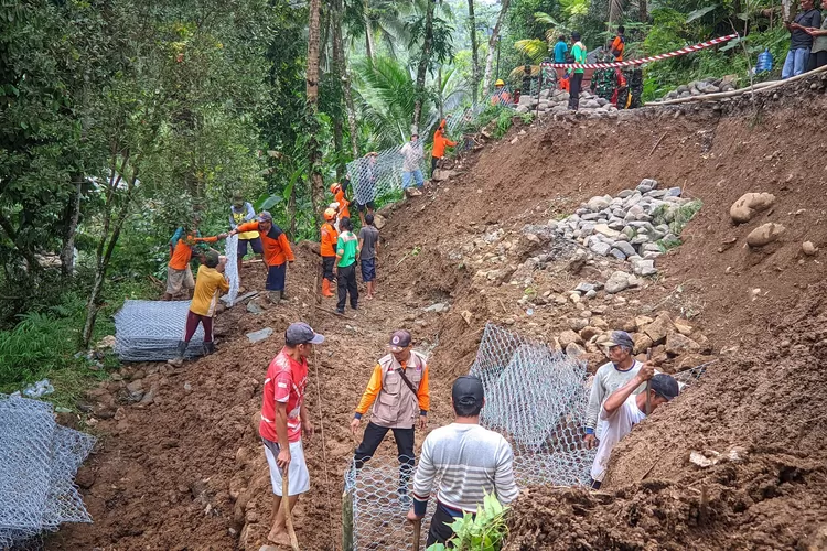 Akibat Longsor di Panusupan Badan Jalan Tersisa Satu Meter, Ancam Distribusi Logistik Pilkada