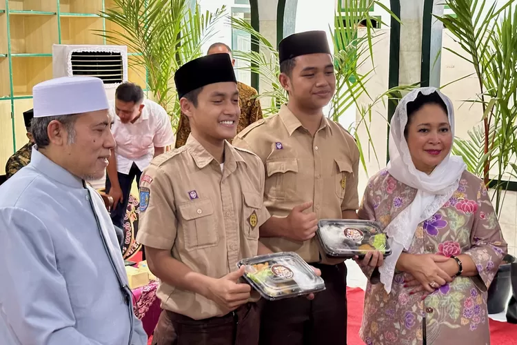 Santri Pondok Pesantren Ali Maksum Krapyak Ikuti Makan Bergizi Gratis Bareng Mbak Titik dan Kementrian Kelautan Perikanan