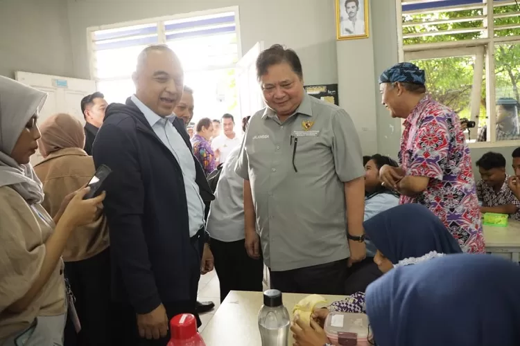 Hadiri Simulasi Makan Siang Gratis, Menko Airlangga Sebut Anggaran ...