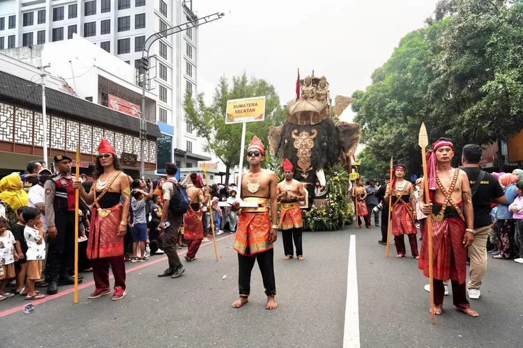 Pj Gubernur Agus Fatoni Apresiasi Provinsi Sumsel Jadi Juara Umum Kendaraan Hias Dekranas