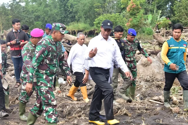 Mentan Amran Bantu Langsung Korban Banjir dan Longsor di Kabupaten Agam