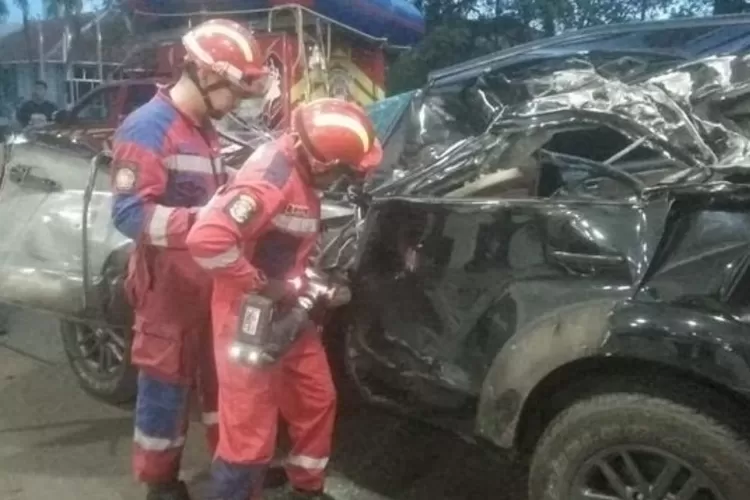 Detik Detik Kronologi Kecelakaan Maut Fortuner Tabrak Truk Di Tol