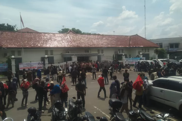 Hut Lebak Ke Diwarnai Aksi Demo Pintu Gerbang Masuk Dprd Lebak Dijebol Mahasiswa Akurat