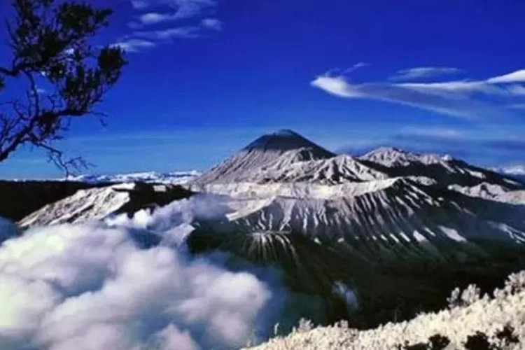 Misteri Gunung Jayawijaya: Puncak Tertinggi Indonesia Yang Dipenuhi ...